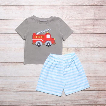 Одежда для маленьких мальчиков Комплект хлопчатобумажной одежды с вышивкой пожарной машины, 2 предмета, боди, одежда с рукавами, Серая футболка, шорты в синюю полоску для малышей