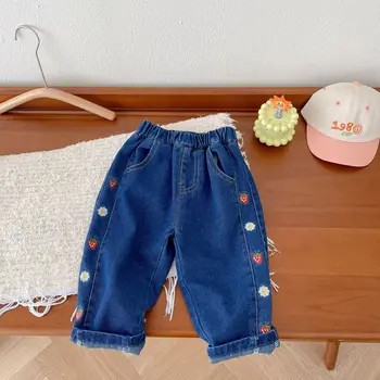Джинсы для девочек, джинсовые широкие мешковатые брюки с эластичной резинкой на талии, детская одежда, одежда с вышивкой клубники